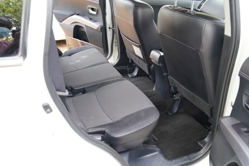 2012 Mitsubishi Outlander Second Row