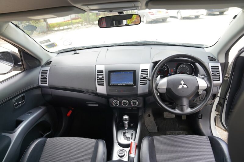 2012 Mitsubishi Outlander Dashboard