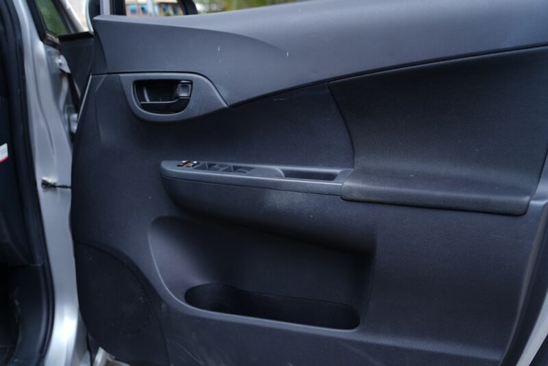 2014 Toyota Ractis door pockets