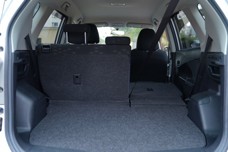 Ractis split folding seats