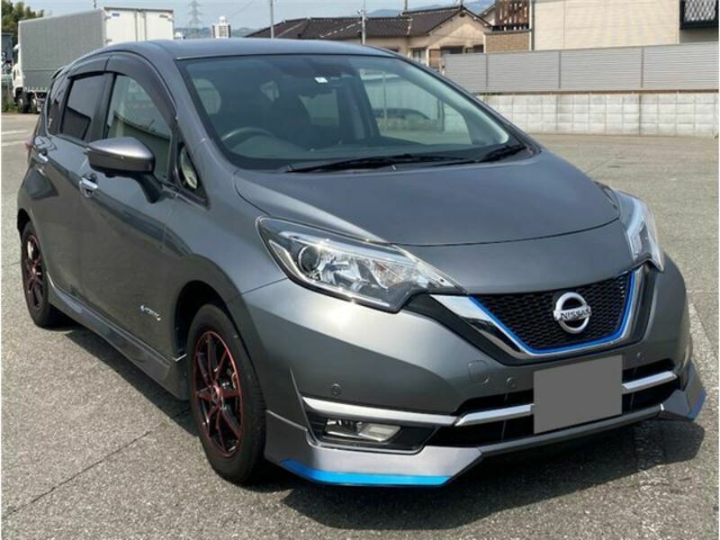 2017 Nissan Note front and side view 