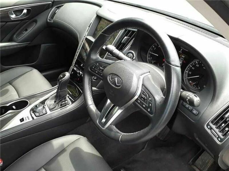 2017 Nissan Skyline steering wheel and gear shift 