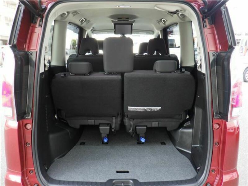 2018 Nissan Serena boot space 