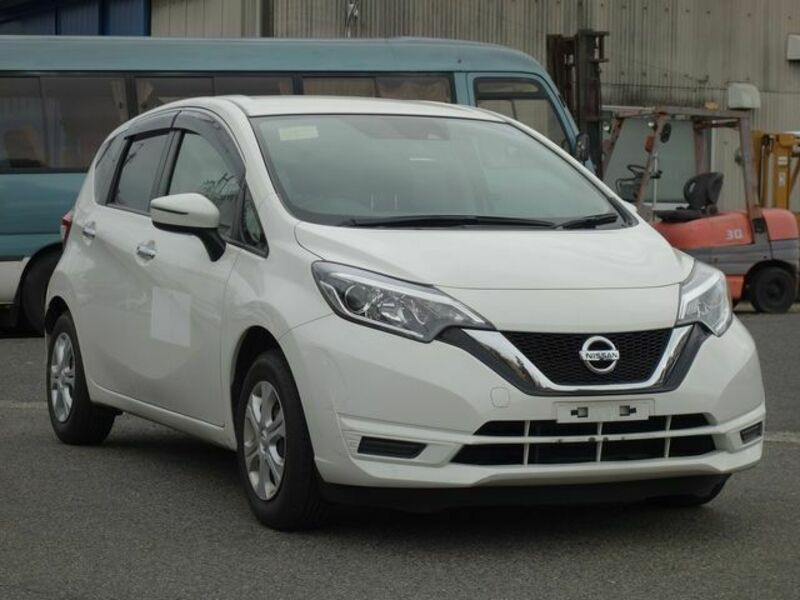 2018 Nissan Note front and side view 