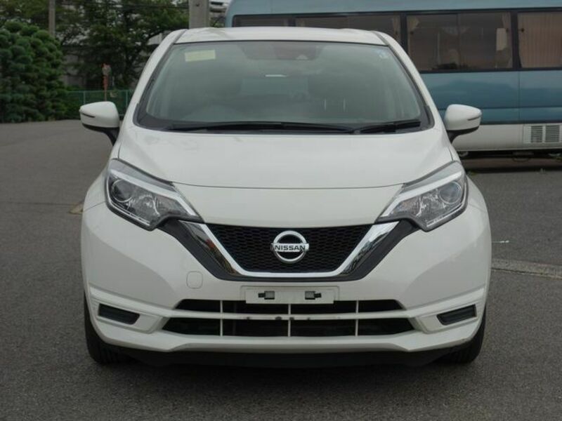 2018 Nissan Note front view 