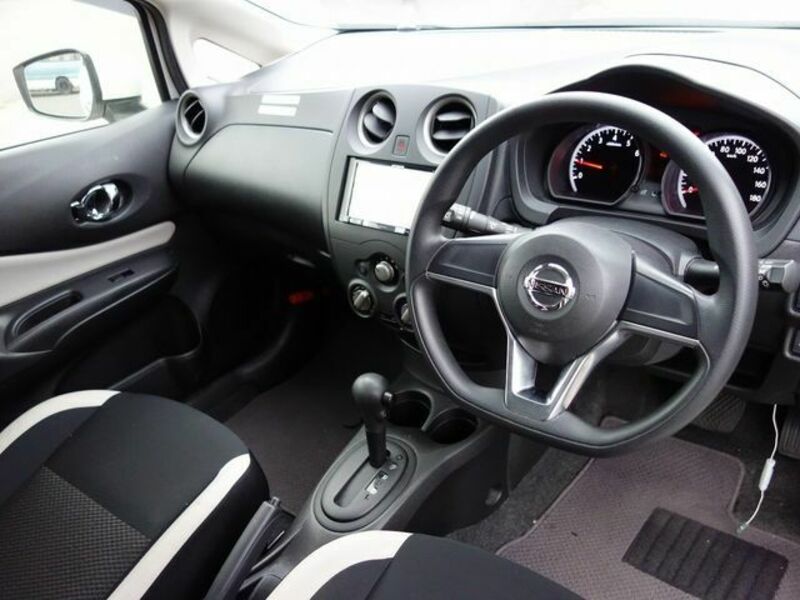 2018 Nissan Note steering wheel and gear shift 