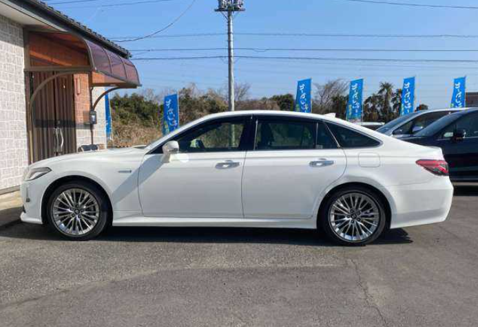 2019 Toyota Crown side view 
