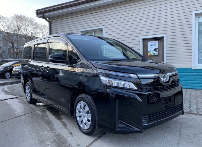 2019 Toyota Voxy front and side view 