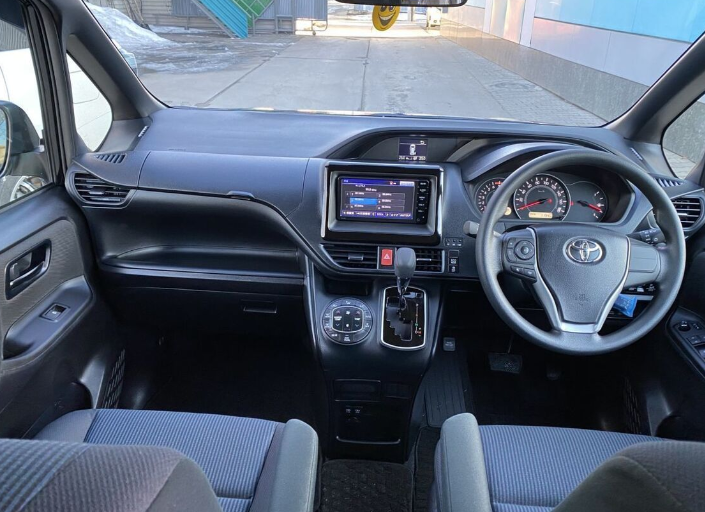 2019 Toyota Voxy steering wheel and gear shift