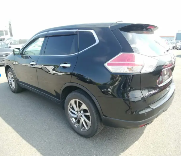 2017 Nissan X-Trail rear and side view 