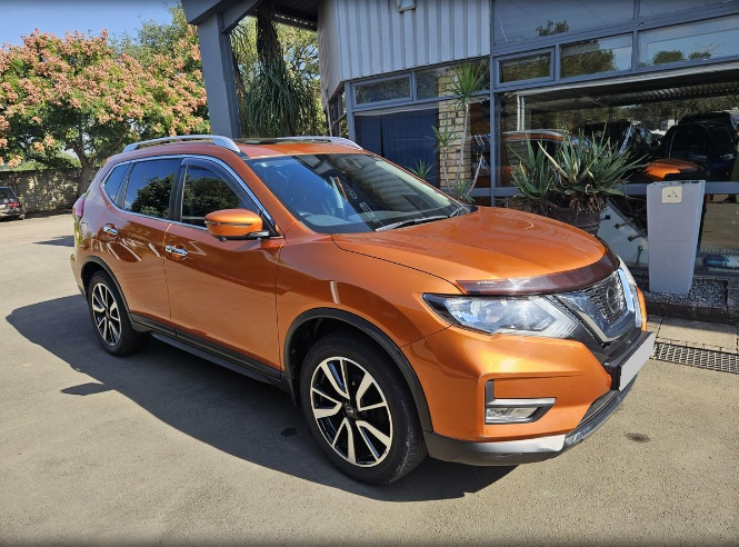 2018 Nissan X-Trail front and side view 