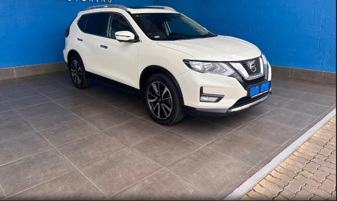 2019 Nissan X-Trail front and side view