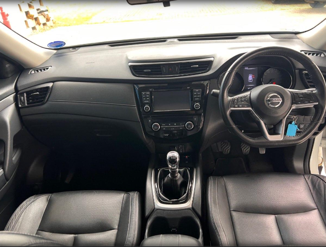 2019 Nissan X-Trail steering wheel and manual gear shift
