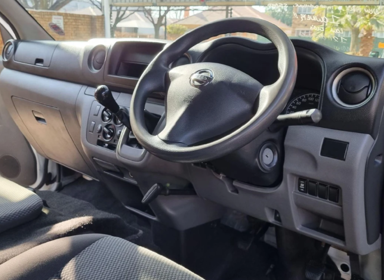 2018 Nissan Caravan steeringg wheel and gear shift 