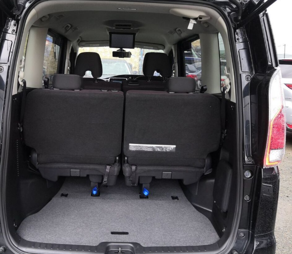 2017 Nissan Serena boot space 