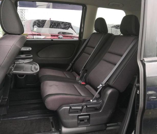 2017 Nissan Serena second row 