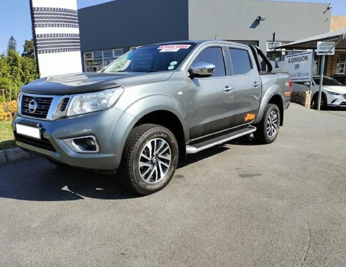 2017 Nissan Navara front and side view 