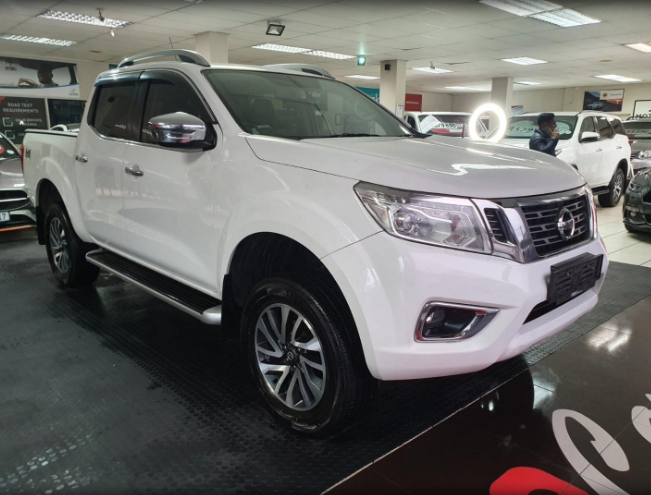 2018 Nissan Navara front and side view 
