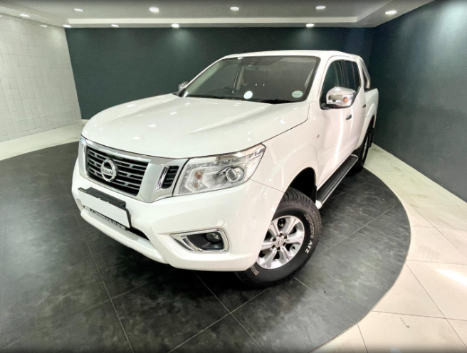 2019 Nissan Navara front and side view 
