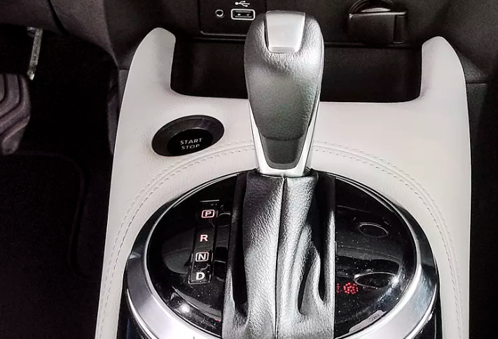2019 Nissan Juke gear shift 