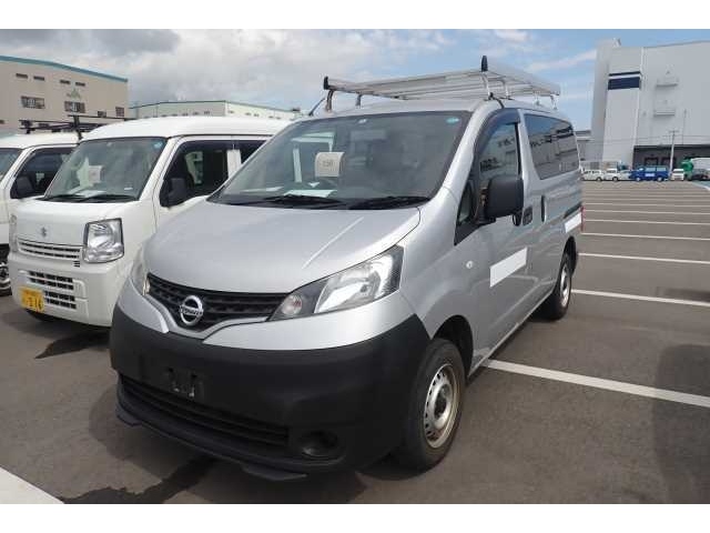 2018 Nissan NV200 front and side view 