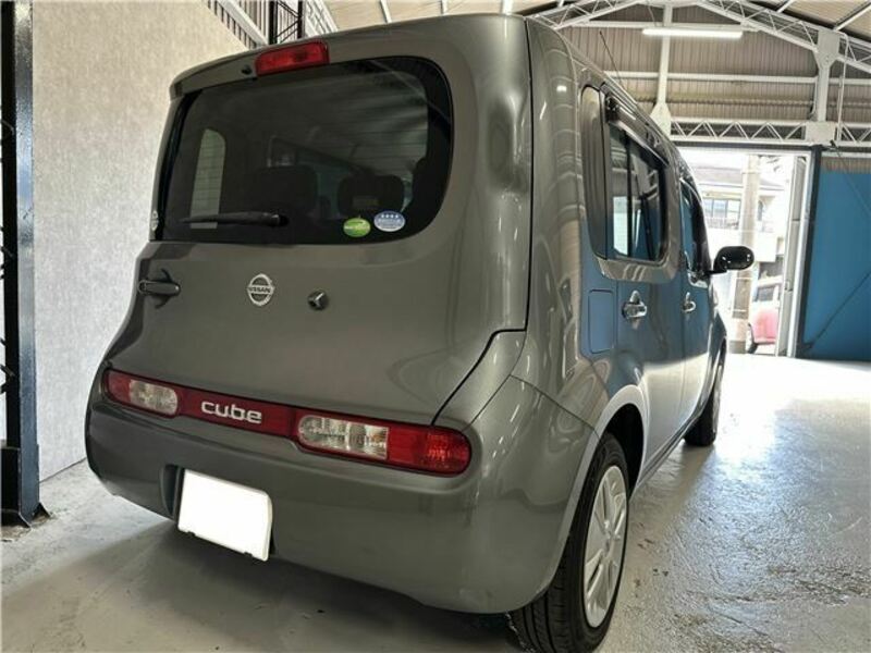 2017 Nissan Cube rear and side view 