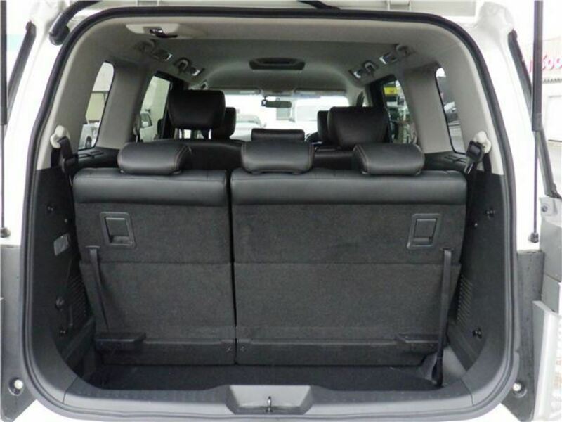 2017 Nissan Elgrand boot space 