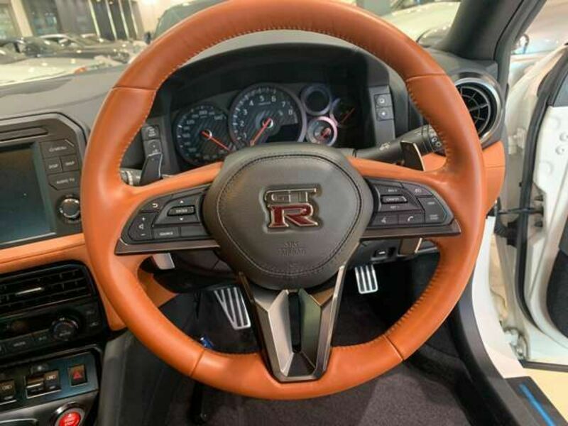 2018 Nissan GT-R steering wheel