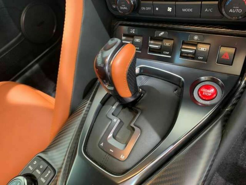 2018 Nissan GT-R gear shift 