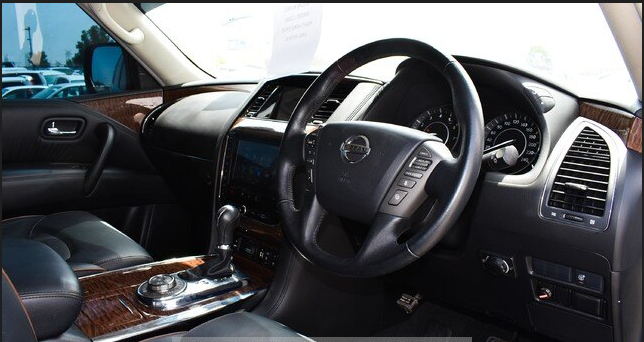 2019 Nissan Patrol steering wheel and gear shift 