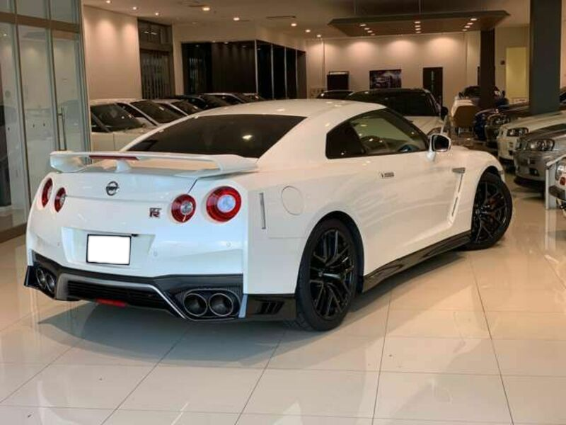 2018 Nissan GT-R rear and side view 