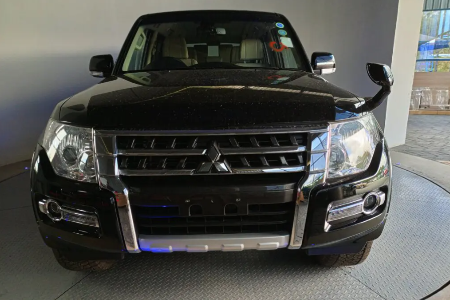 2017 Mitsubishi Pajero front view 