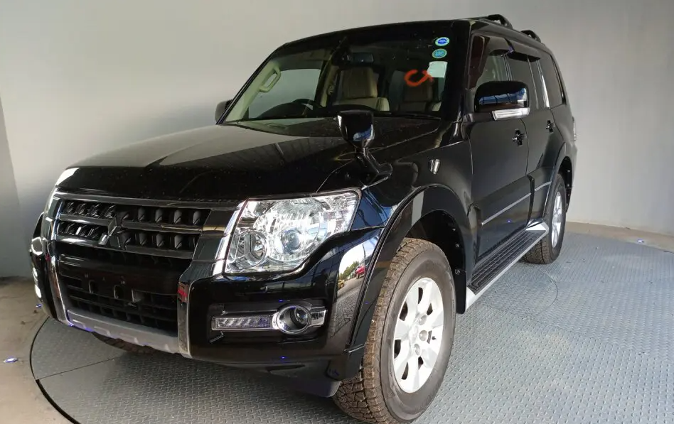 2017 Mitsubishi Pajero front and side view 