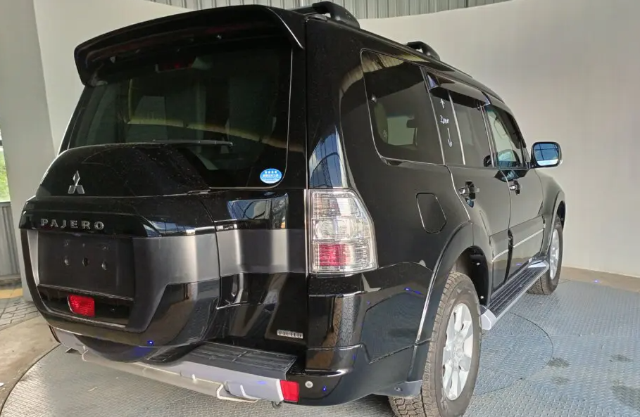 2017 Mitsubishi Pajero rear and side view 