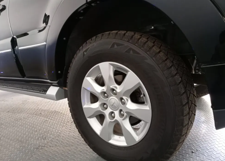 2017 Mitsubishi Pajero wheel 