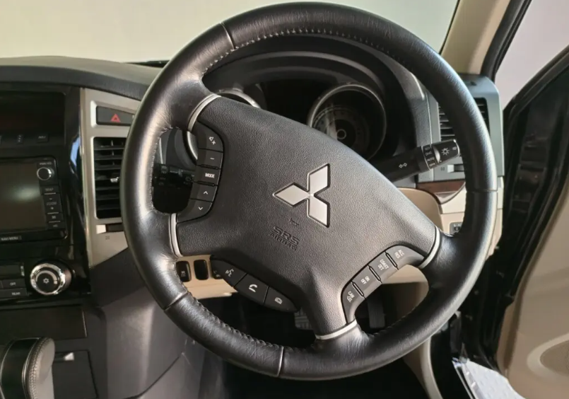 2017 Mitsubishi Pajero steering wheel 
