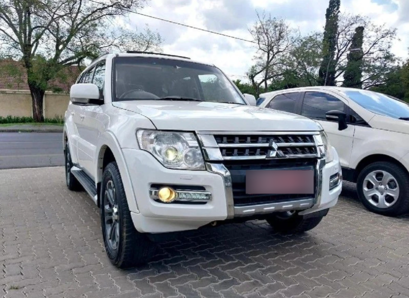 2018 Mitsubishi Pajero front and side view 