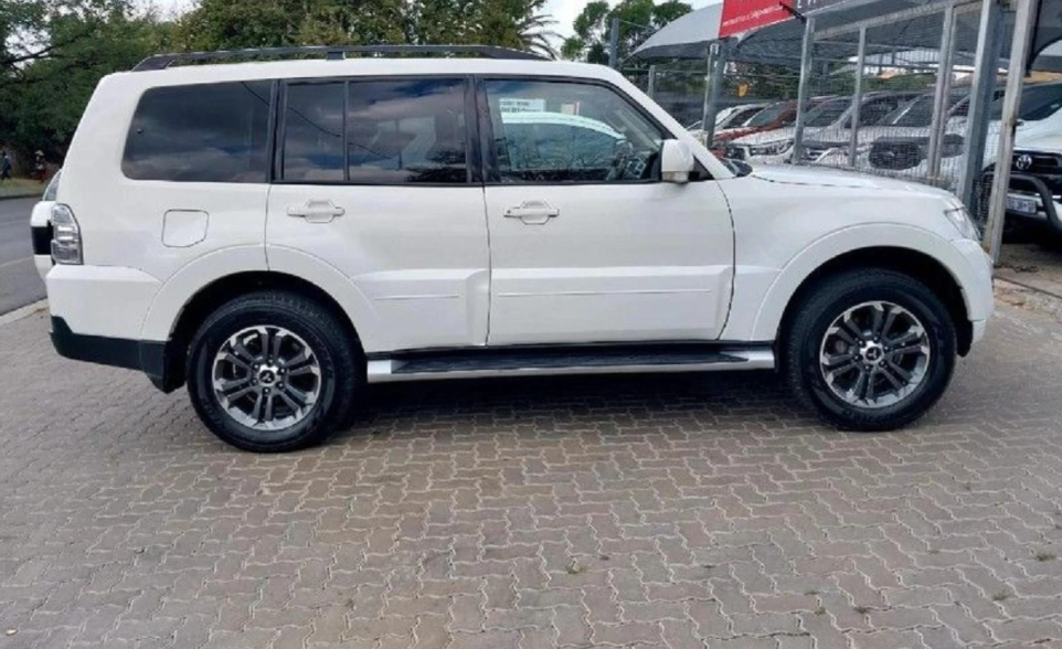 2018 Mitsubishi Pajero side view