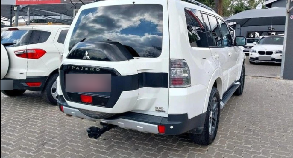 2018 Mitsubishi Pajero rear and side view 