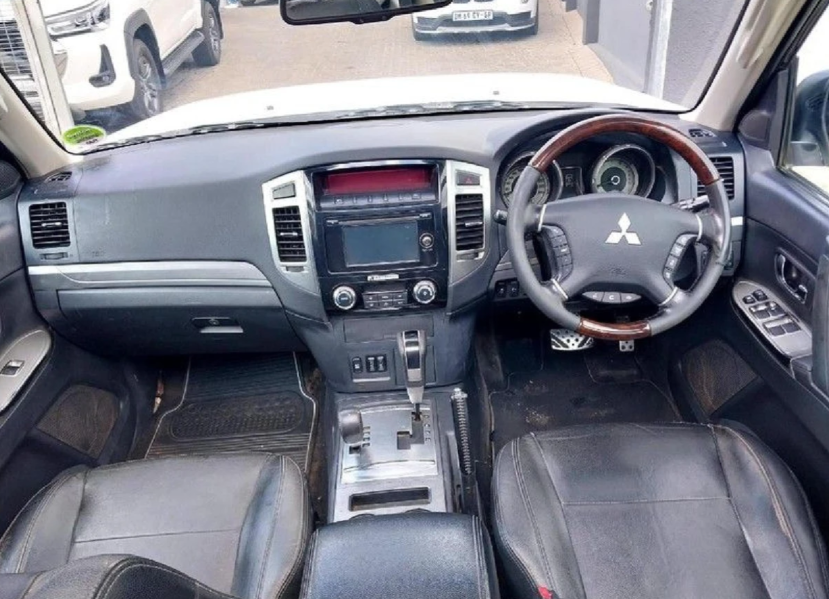 2018 Mitsubishi Pajero steering wheel & gear shift 