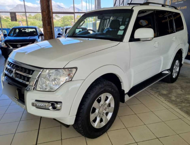 2019 Mitsubishi Pajero front and side view 