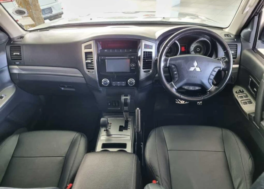 2019 Mitsubishi Pajero steering wheel & gear shift 