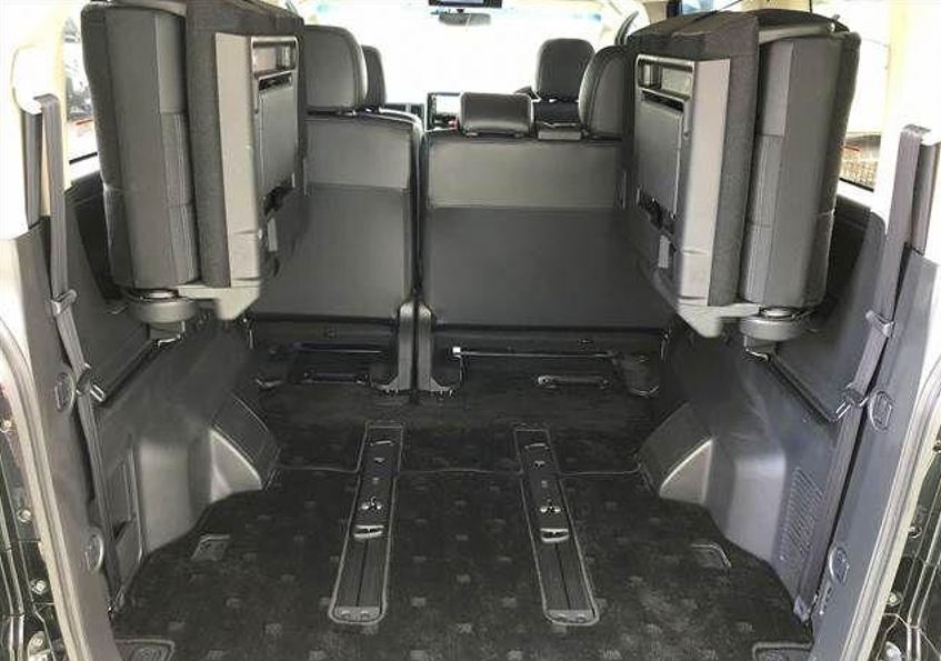 2018 Mitsubishi Delica D5 boot space 