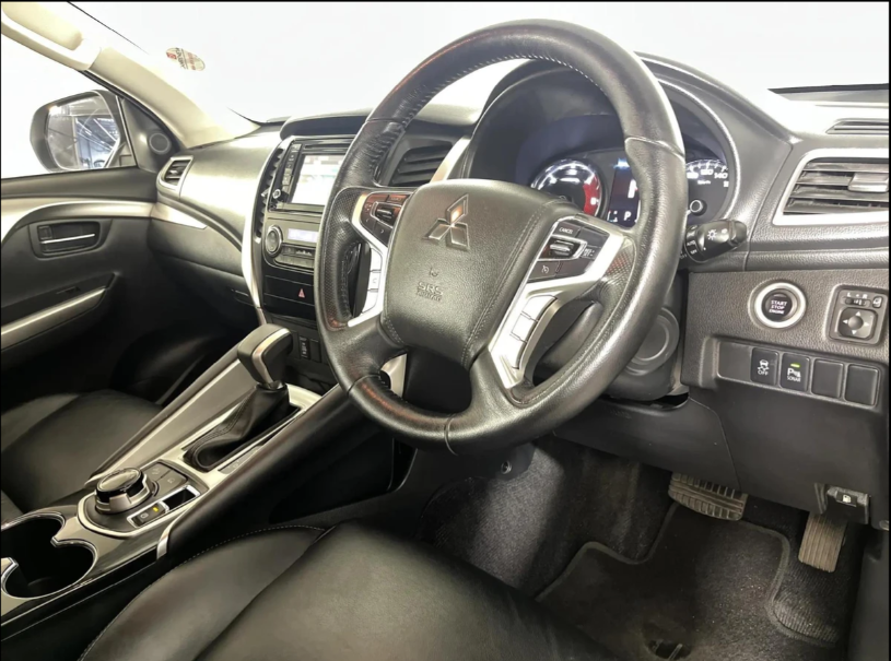 2017 Mitsubishi Pajero Sport steering wheel & gear shift 