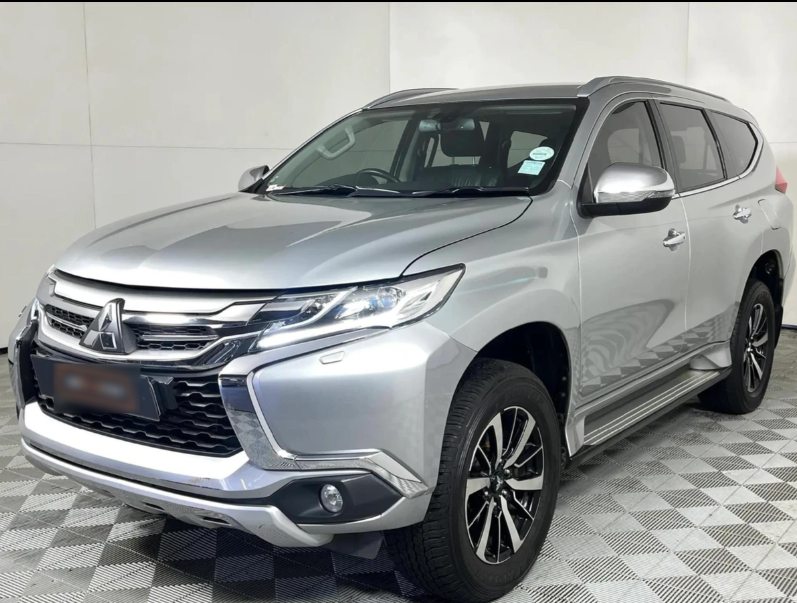 2017 Mitsubishi Pajero Sport front and side view 