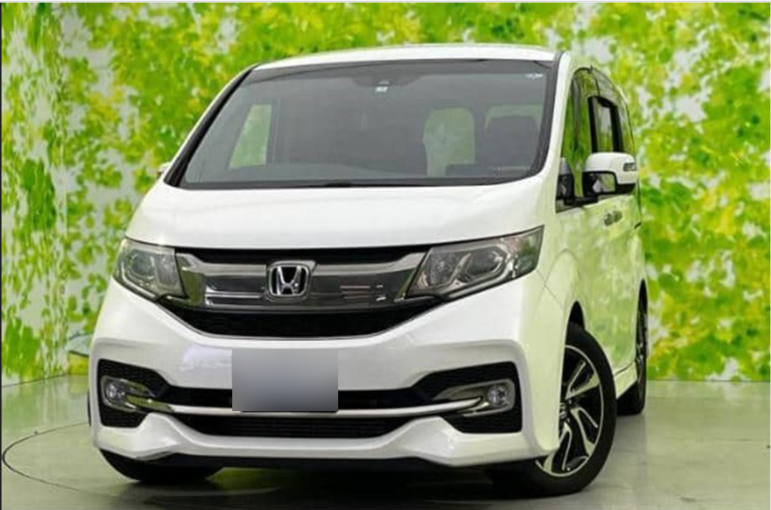 2017 Honda Stepwagon front and side view 