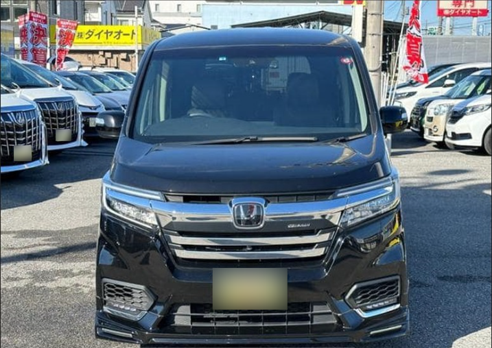 2018 Honda Stepwagon front and side view 