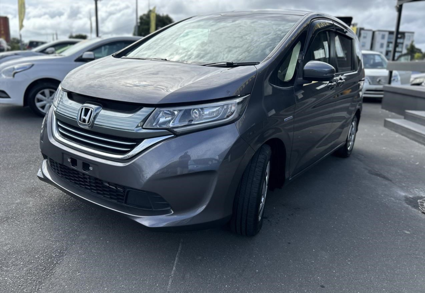2018 Honda Freed front and side view 